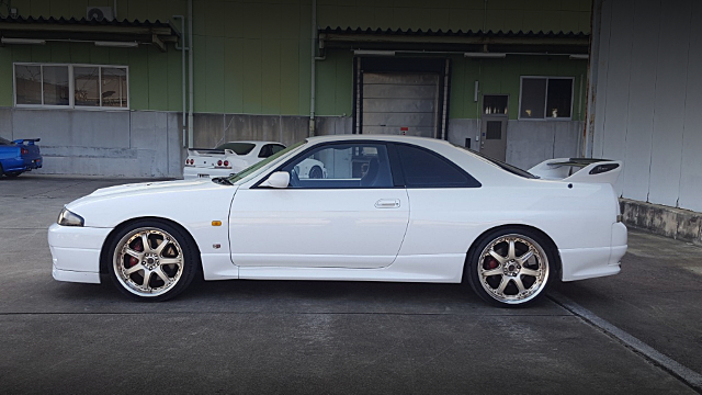 Side exterior of R33 SKYLINE GT-R V-SPEC.