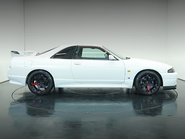 Side exterior of Nur RB26DETT installed R33 SKYLINE GT-R.
