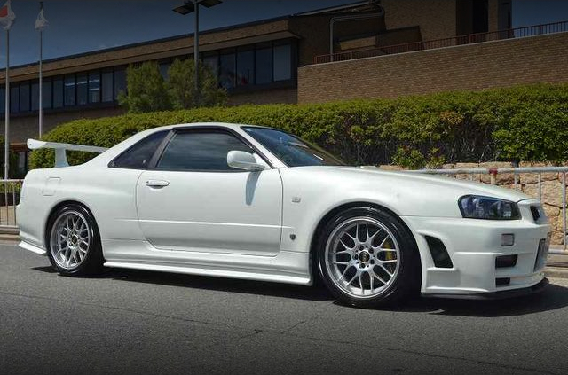 Front side exterior of R34 SKYLINE GT-R V-SPEC 2.