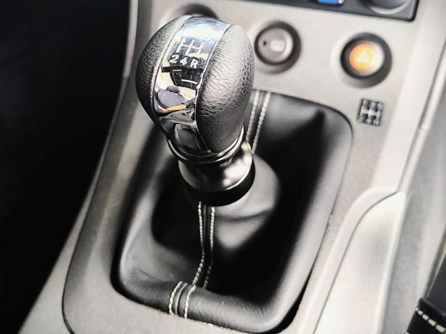 5-SPEED MANUAL SHIFT KNOB.
