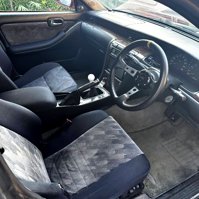 Manual shift conversion interior of WIDEBODY C35 NISSAN LAUREL.