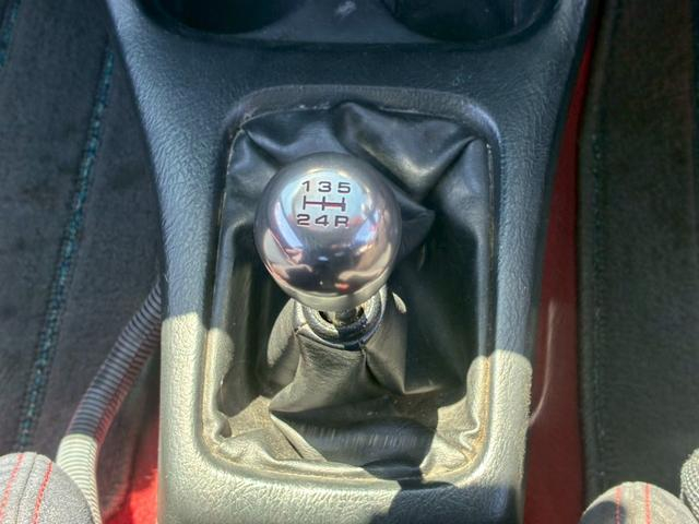 5-Speed manual shift knob.