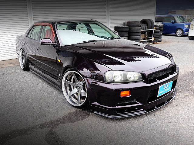 Front exterior of ER34 SKYLINE 4-DOOR 25GT-V.