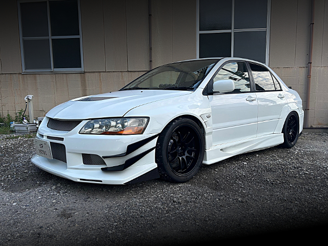 Front exterior of VARIS WIDEBODY LANCER EVOLUTION 8 GSR.