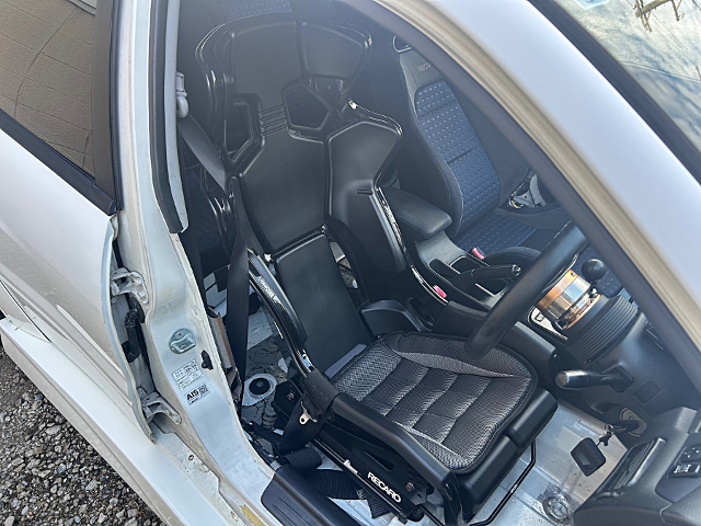Driver Side RECARO RMS seat.