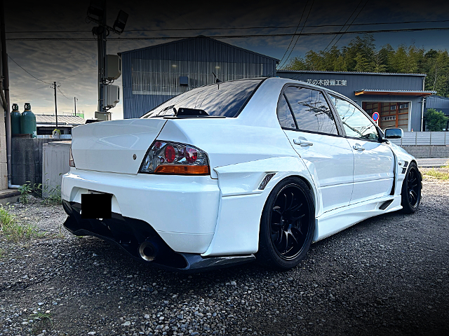 Rear exterior of VARIS WIDEBODY LANCER EVOLUTION 8 GSR.