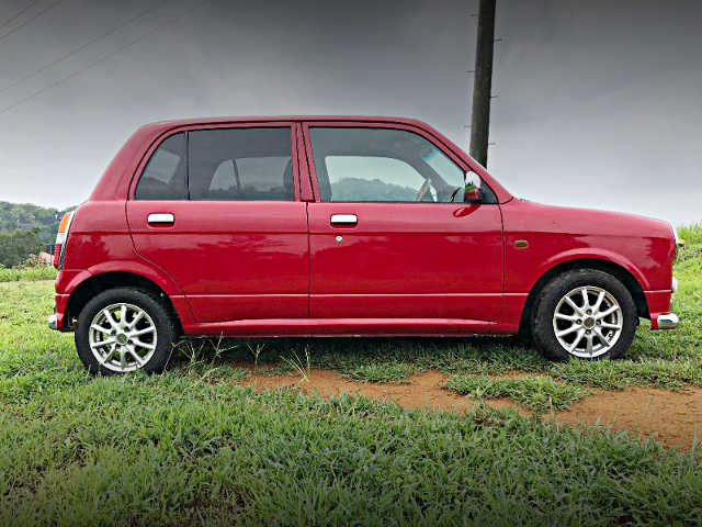 Right side exterior of L700S DAIHATSU MIRA GINO.