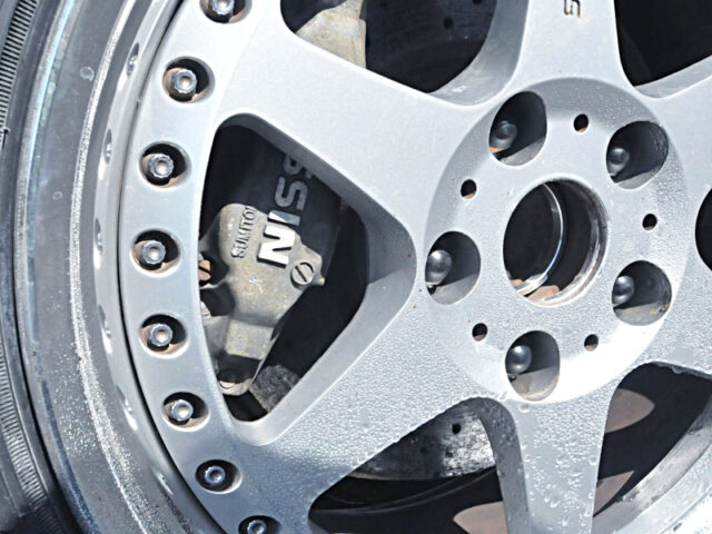 R32GT-R 4-pot caliper installed R32 SKYLINE 4-DOOR.
