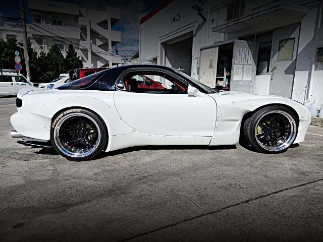 Side exterior of ROCKET BUNNY WIDEBODY FD3S RX-7.