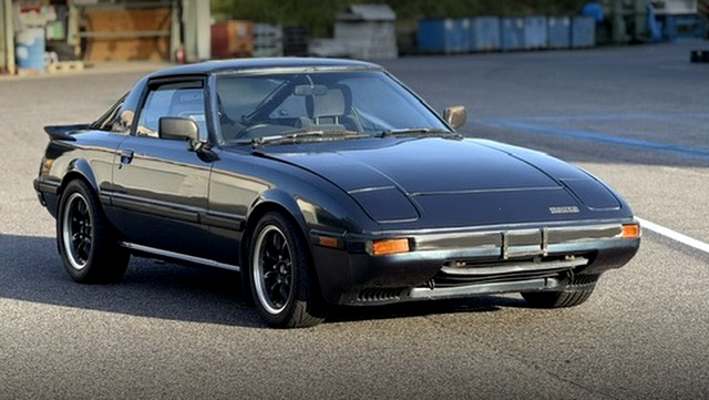 Front exterior of SA22C SAVANNA RX-7.