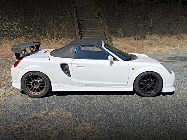 Right side exterior of ZZW30 TOYOTA MR-S.