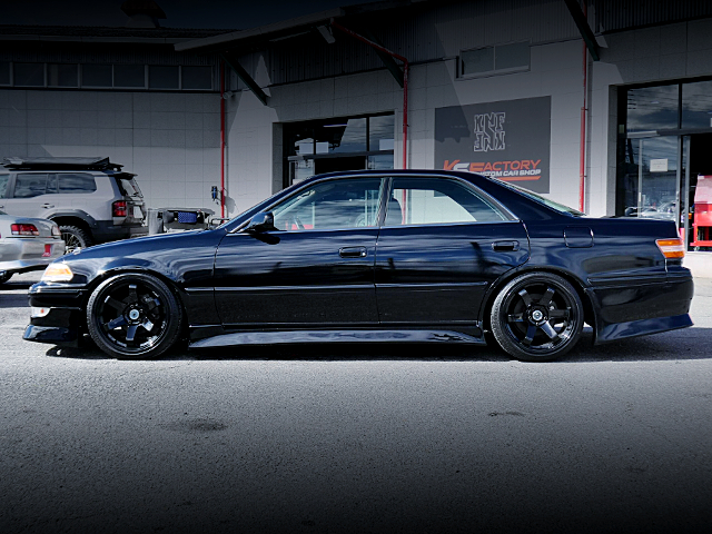 Side exterior of 8th Gen X100 TOYOTA MARK 2.