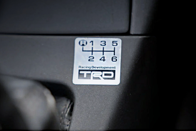 6-SPEED MANUAL Shift pattern.