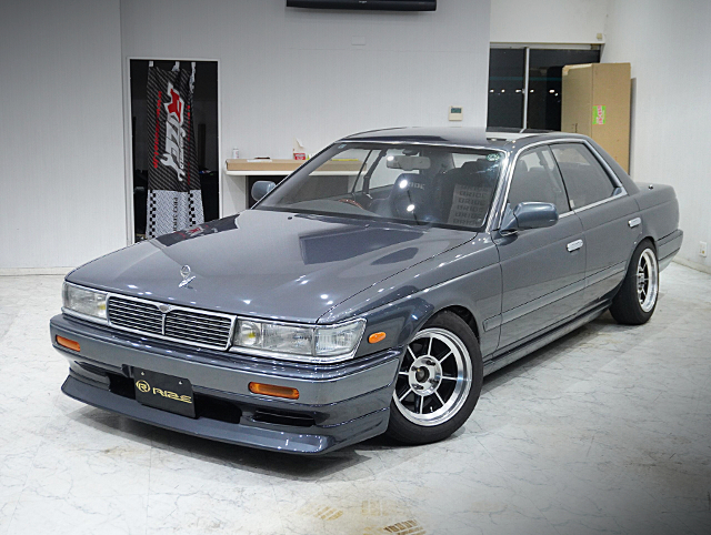 Front exterior of C33 NISSAN LAUREL.