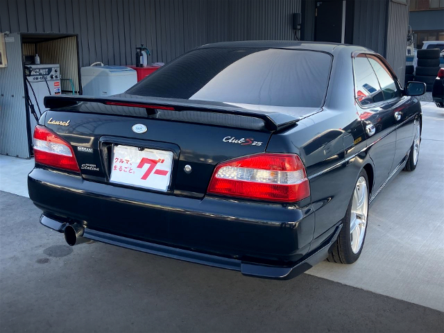 Rear exterior of 8th Gen C35 NISSAN LAUREL.