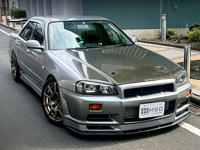 Front exterior of ER34 SKYLINE 4-DOOR 25GT TURBO.