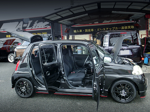 Doors open of DAIHATSU ESSE CUSTOM.