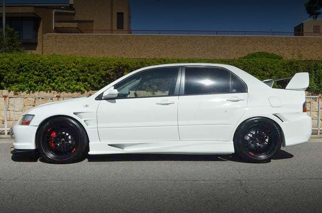 Side exterior of LANCER EVOLUTION 9 GSR.