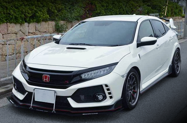 Front exterior of LAILE BEATRUSH DEMO CAR FK8 CIVIC TYPE-R.