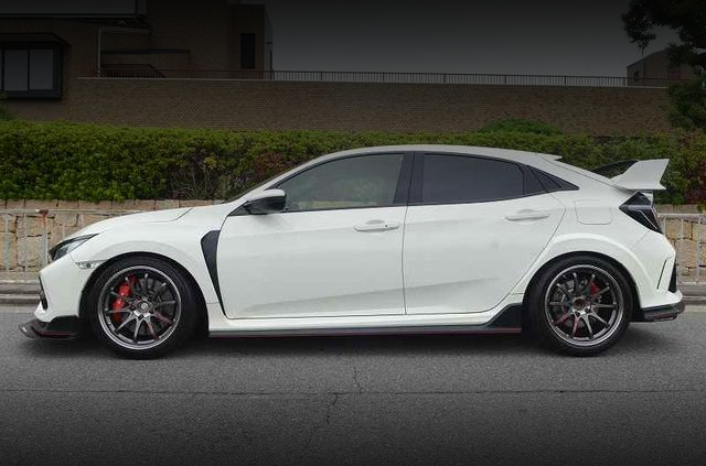 Left side exterior of LAILE BEATRUSH DEMO CAR FK8 CIVIC TYPE-R.