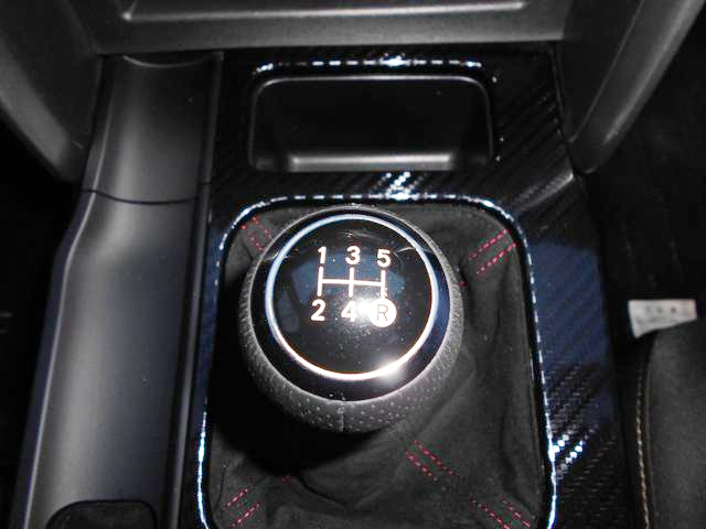 5-Speed manual shift knob.