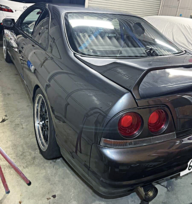 Rear exterior of HR33 SKYLINE 2-DOOR.