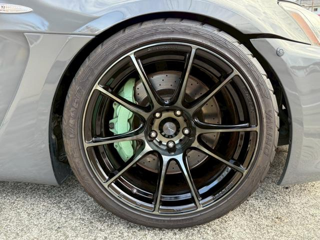 Front 6-POT Brake caliper.