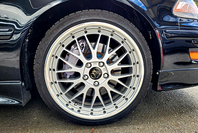 ENDLESS Front brake calipers.