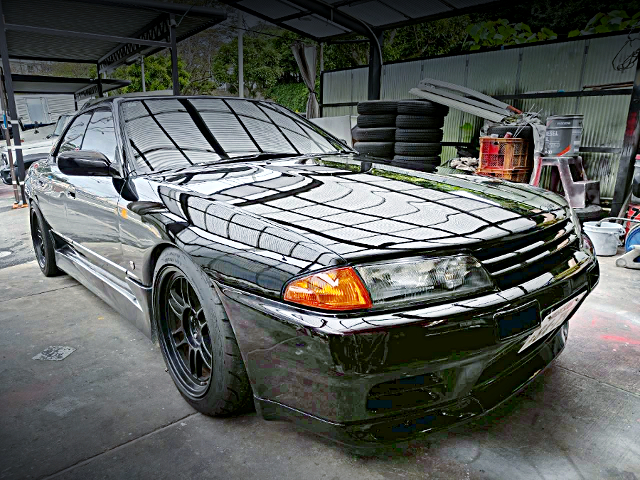 Front exterior of GT-R Faced R32 SKYLINE 4-DOOR.
