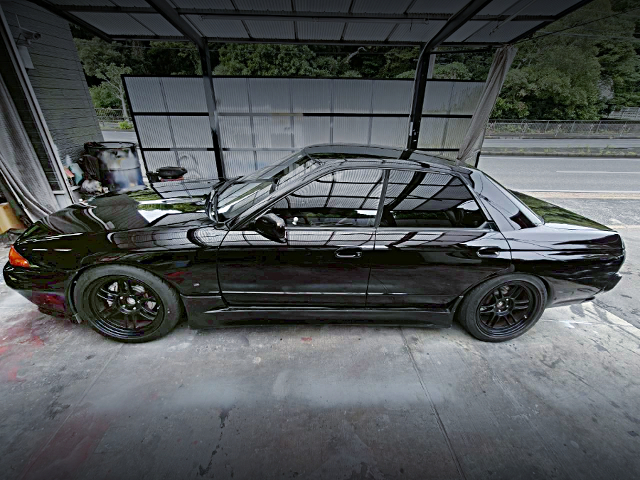 Side exterior of GT-R Faced R32 SKYLINE 4-DOOR.