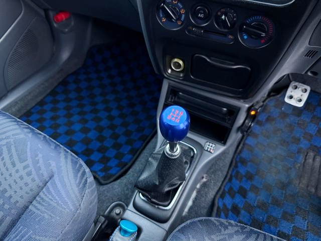 5-SPEED MANUAL SHIFT KNOB.