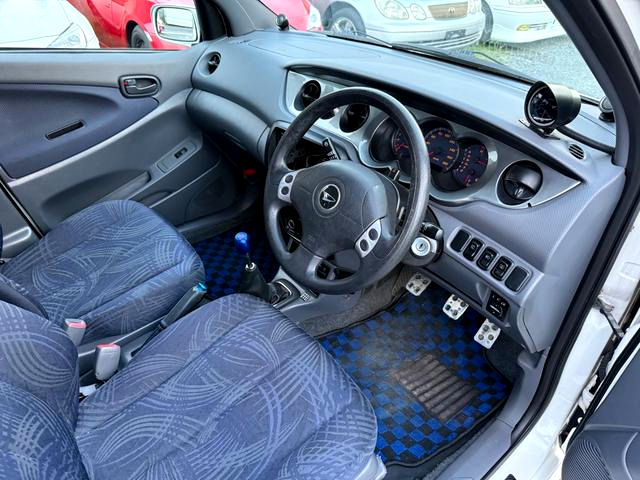 Manual conversion interior of DAIHATSU YRV.