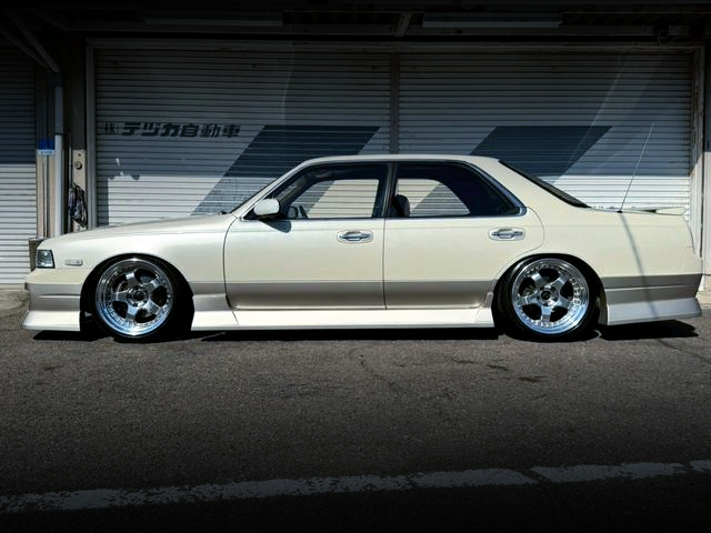 Side exterior of 7th Gen C34 LAUREL.