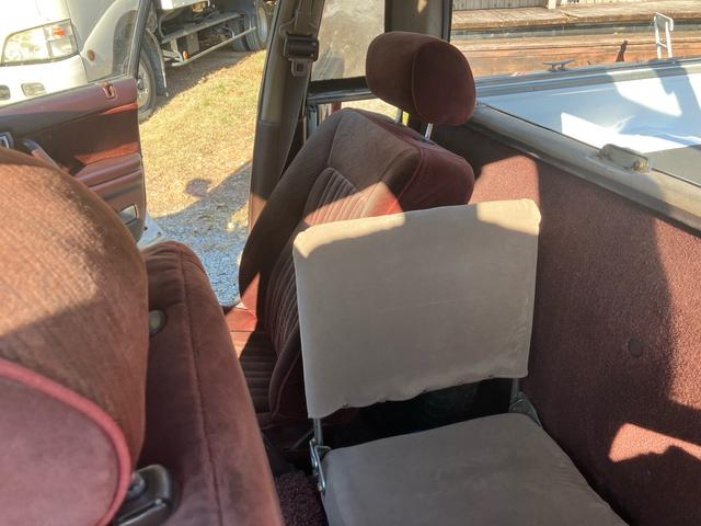 Interior seats of GS130G TOYOTA CROWN STATION WAGON With PICKUP TRUCK CONVERSION.