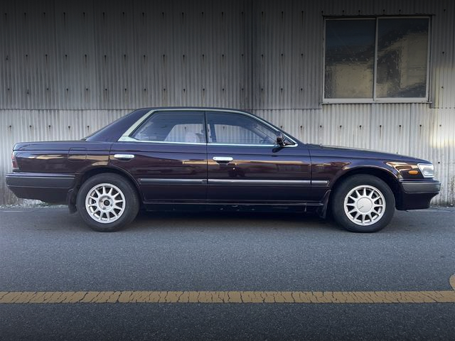Side exterior of C33 NISSAN LAUREL.