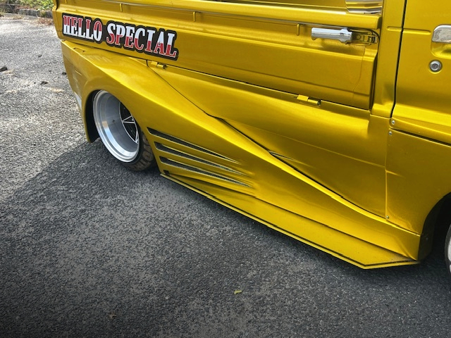 Right side exterior of HELLO-SPECIAL WIDEBODY DD51T SUZUKI CARRY.