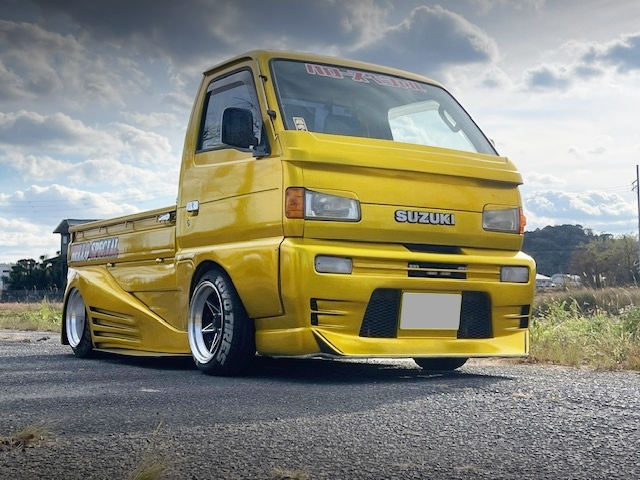 Front Right side exterior of HELLO-SPECIAL WIDEBODY DD51T SUZUKI CARRY.