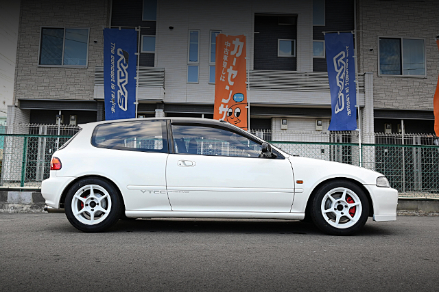 Side exterior of EG6 HONDA CIVIC SiR 2.