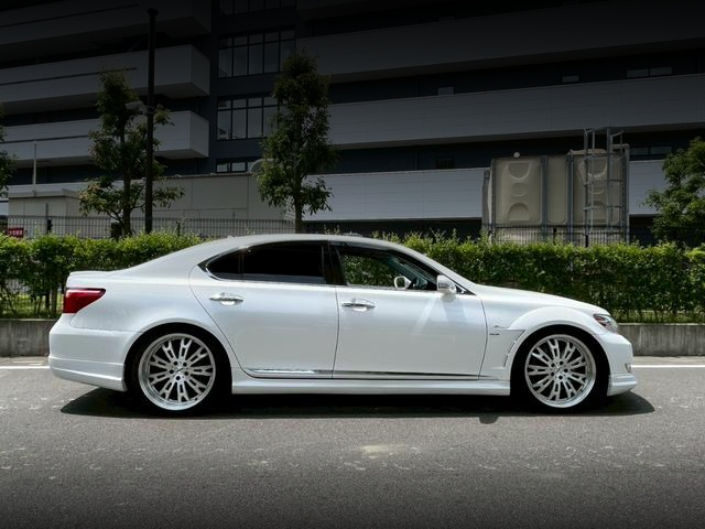 Right Side exterior of USF40 LEXUS LS460 VERSION S I-PACKAGE.