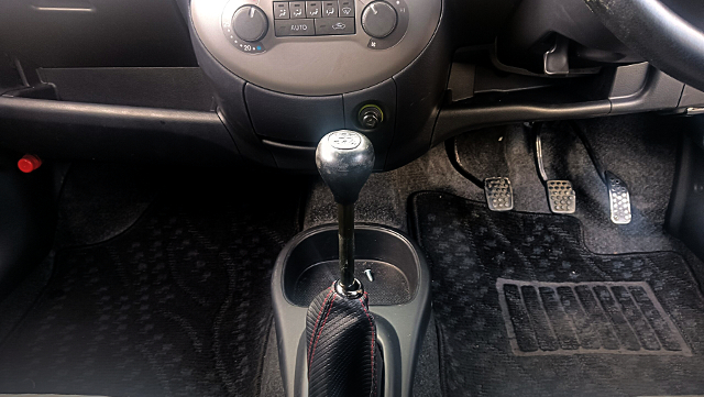 5-Speed Manual Shift Knob.