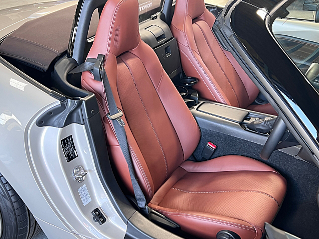 Interior seats of ND5RC ROADSTER BROWN TOP.