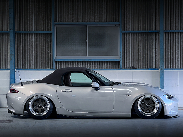 Right Side exterior of ND5RC ROADSTER BROWN TOP.