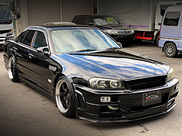 Front exterior of R34 SKYLINE 4-DOOR 25GT-X TURBO.