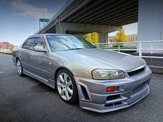 Front exterior of R34 SKYLINE 4-DOOR 25GT-X.