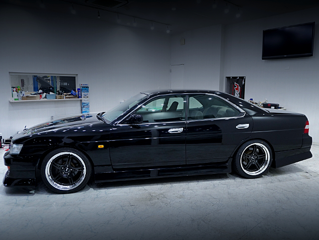 Side exterior of 8th Gen C35 LAUREL.