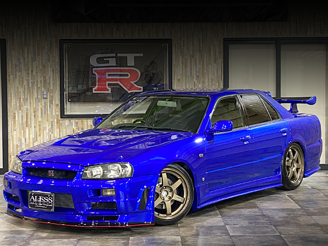 Front exterior of R34 SKYLINE 4-DOOR.