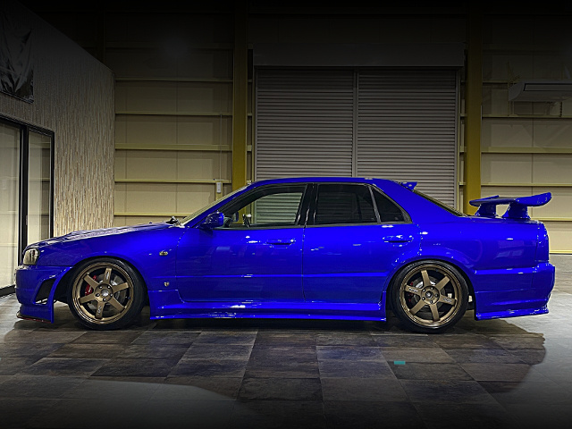 Side exterior of R34 SKYLINE 4-DOOR.