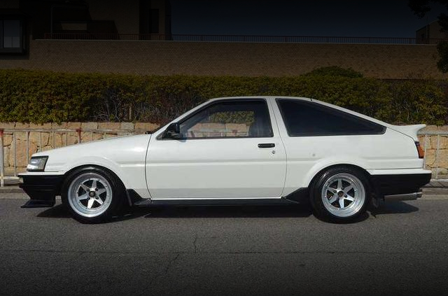 Side exterior of AE86 COROLLA LEVIN GT APEX.