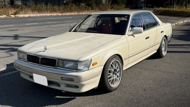 Front exterior of HC33 NISSAN LAUREL.