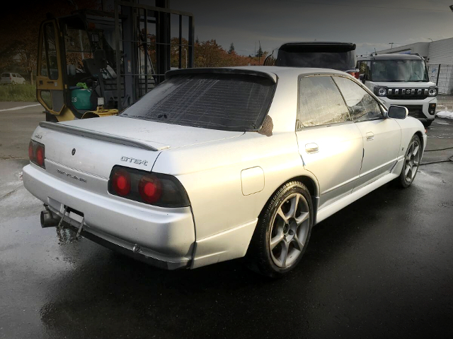Rear exterior of HCR32 SKYLINE 4-DOOR.
